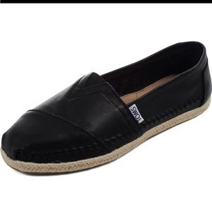 NWT TOM’s women’s classic leather slip on shoes Size 7